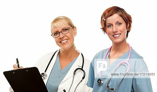 Zwei Ärztinnen oder Krankenschwestern vor weißem Hintergrund