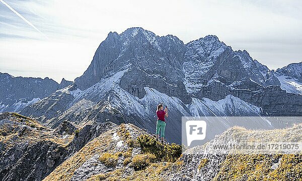 Wanderin in den Bergen  Wanderung zum Hahnkampl  Gipfel der Lamsenspitze  Mitterspitze und Schafkarspitze  Eng  Gemeinde Hinterriß  Karwendelgebirge  Alpenpark Karwendel  Tirol  Österreich  Europa