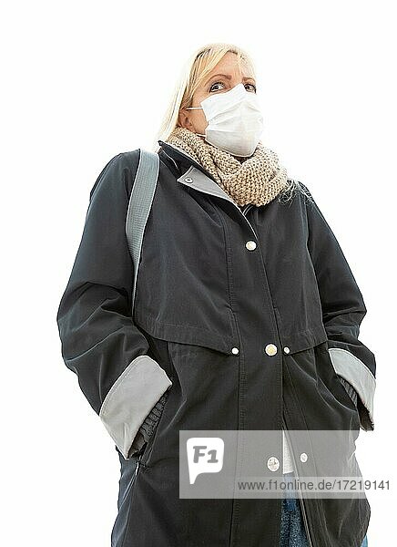 Junge erwachsene Frau  die eine Atemschutzmaske trägt  isoliert auf weißem Hintergrund
