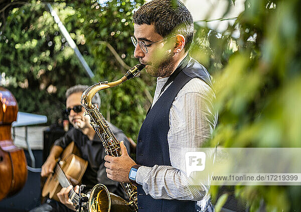 Mann spielt Saxophon bei einem Auftritt auf einer Veranstaltung