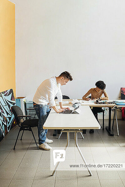 Junges multiethnisches Paar bei der Arbeit in ihrem Atelier