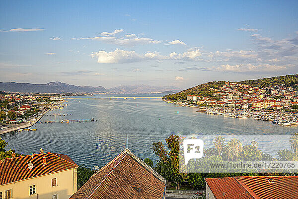 Kroatien  Gespanschaft Split-Dalmatien  Trogir  Blick auf die Brücke  die die Insel Ciovo mit der Stadt Trogir verbindet