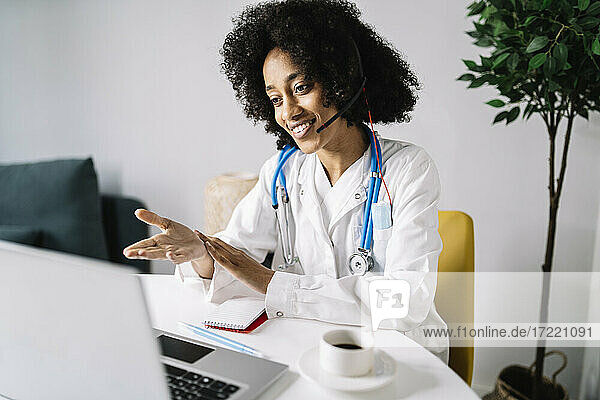 Medizinische Fachkraft bei der Online-Beratung am Laptop zu Hause
