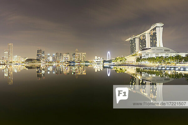 Singapur  Langzeitbelichtung der Marina Bay bei Nacht mit Marina Bay Sands Resort im Hintergrund