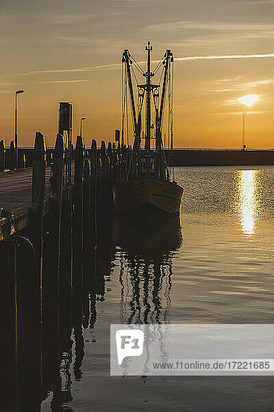 Dänemark  Romo  Fischerboot bei Sonnenuntergang am Holzpier vertäut