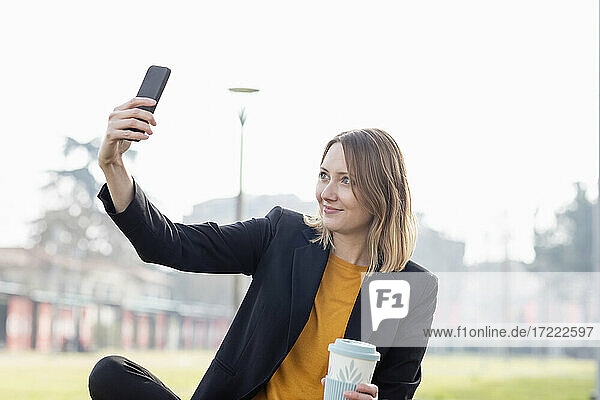 Eine Unternehmerin macht ein Selfie mit ihrem Mobiltelefon