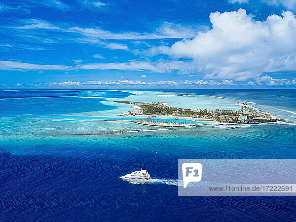 Maldives  Kaafu atoll  Viligilimathidhahuraa island and Thulusdhoo island in tropical blue sea