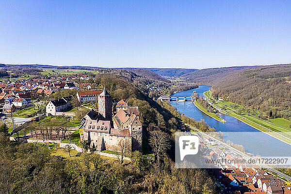 Deutschland  Bayern  Rothenfels  Blick aus dem Hubschrauber auf den klaren Himmel über Burg Rothenfels und die umliegende Stadt