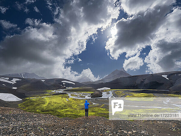 Mittelgroßer erwachsener Mann  der die Aussicht betrachtet  während er an Land im Fjallabak-Naturreservat steht