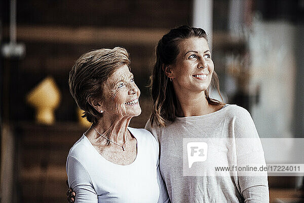 Lächelnde ältere Frau mit wegschauender Enkelin