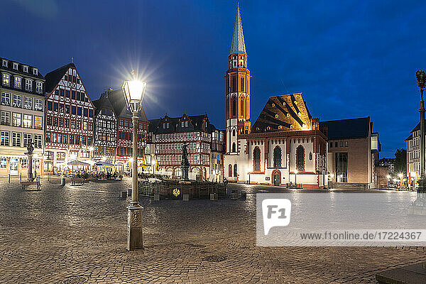 Deutschland  Hessen  Frankfurt  Beleuchteter Romerbergplatz bei Nacht mit der Alten Nikolaikirche im Hintergrund