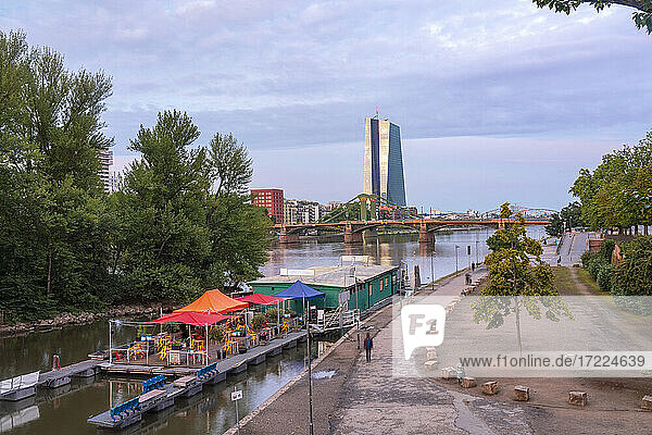 Germany  Hesse  Frankfurt  Riverside restaurant with Ignatz-Bubis-Bridge and European Central Bank in background