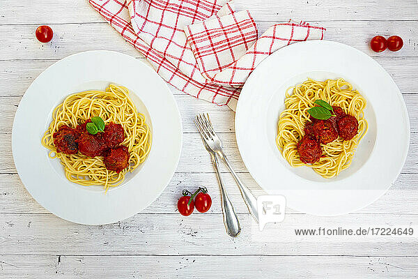 Zwei Teller Spaghetti mit vegetarischen Hackfleischbällchen