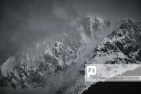 Die schneebedeckten Gipfel des Karwendelgebirges