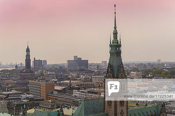 Stadtbild mit Rathausturm und Altstadt  Hamburg  Deutschland