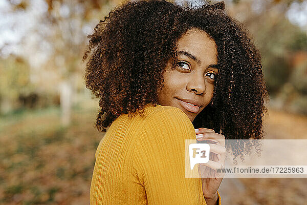 Schöne Afro-Frau träumt im Park im Herbst