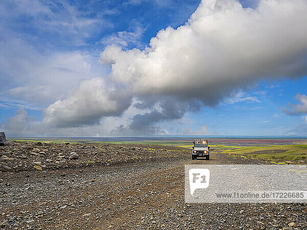 Wolken über einem Geländewagen auf einer abgelegenen Schotterstraße am Myrdalsjokull-Eis