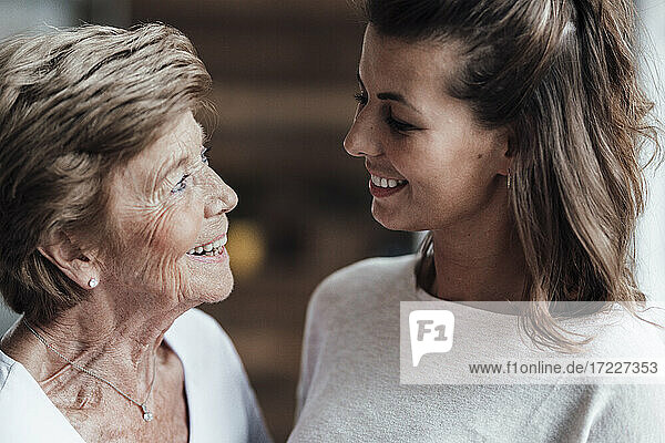Glückliche Großmutter und junge Frau schauen sich an