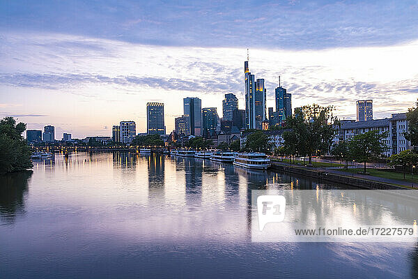 Deutschland  Hessen  Frankfurt  Mainufer und Mainhattan Skyline bei Sonnenuntergang
