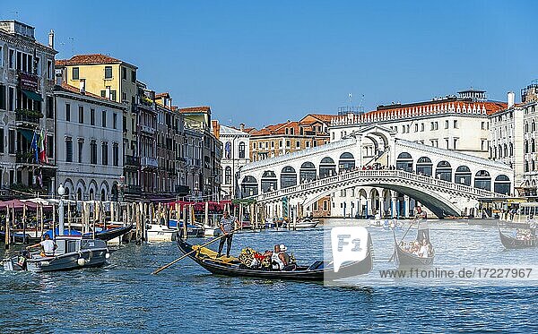 Gondel mit Touristen auf dem Canal Grande  Rialto Brücke  Venedig  Venetien  Italien  Europa
