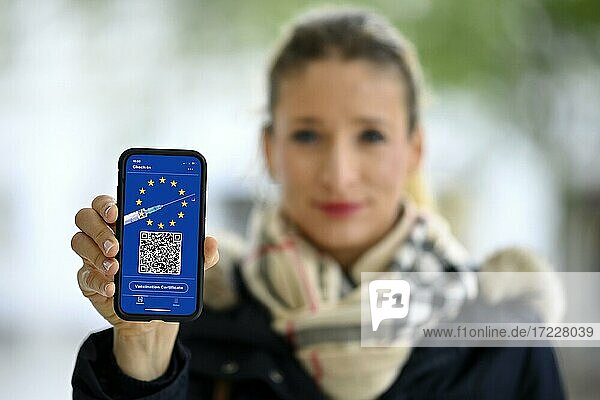 Symbolfoto Impfprivilegien  Frau zeigt Smartphone mit digitalem europäischen Impfpass mit QR-Code  Corona-Krise  Stuttgart  Baden-Württemberg  Deutschland  Europa