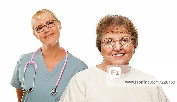 Lächelnde ältere Frau mit weiblichen Arzt hinter isoliert auf einem weißen Hintergrund