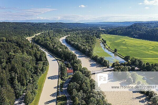Isarwerkkanal und Brücke über Isar bei Hochwasser  Isarauen bei Schäftlarn  Drohnenaufnahme  Oberbayern  Bayern  Deutschland  Europa