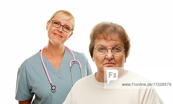 Besorgte ältere Frau mit Ärztin hinter isoliert auf einem weißen Hintergrund