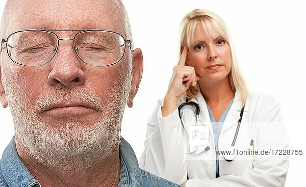 Besorgter älterer Männchen und Ärztin hinten mit selektivem Fokus auf den Herrn vorne