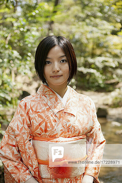 Porträt schöne junge Frau in orange Kimono