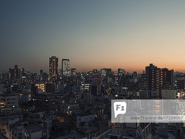 Stadtbild Gebäude in der Abenddämmerung  Tokio  Japan