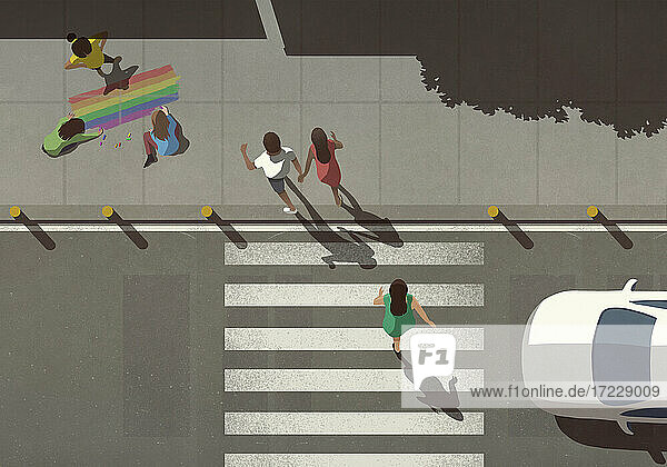 Blick von oben Fußgänger überqueren Straße von Kindern Färbung Regenbogen auf dem Bürgersteig