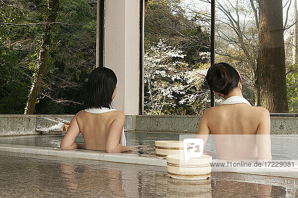 Junge Frauen entspannen im ruhigen Pool im Onsen