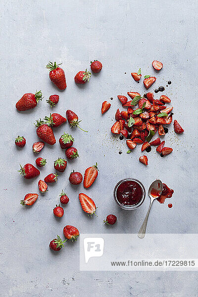 Erdbeermarmelade und frische Erdbeeren