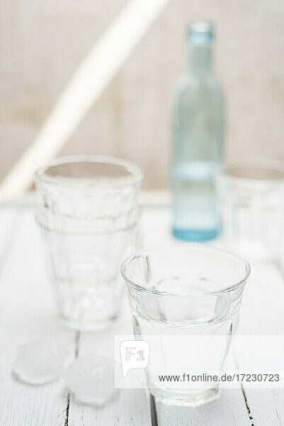 Frisches Wasser im Glas mit Eiswürfeln