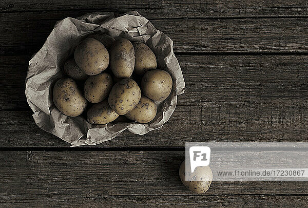 Bio-Kartoffeln auf Holztisch