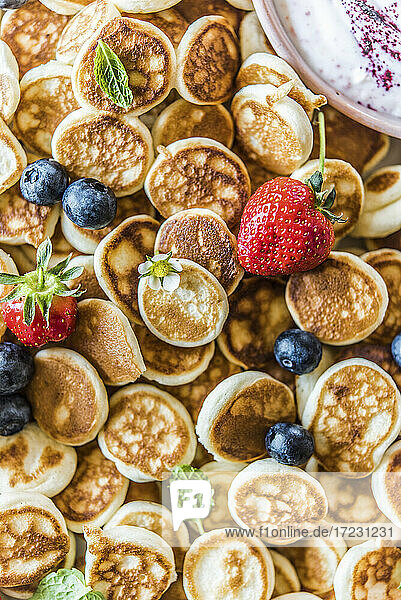 Mini-Pancakes mit Beeren und Dip
