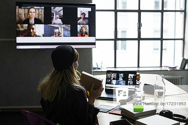 Geschäftsfrau zeigt Produkt an Kunden über Web-Konferenz im Sitzungssaal im Büro