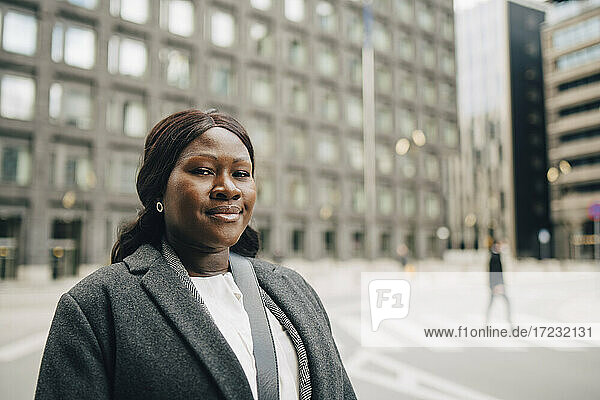 Porträt einer lächelnden Geschäftsfrau in der Stadt