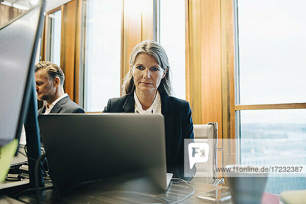 Weiblicher Anwalt geht auf Laptop im Büro