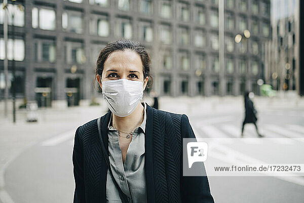 Porträt einer weiblichen Fachkraft mit Gesichtsschutzmaske in der Stadt