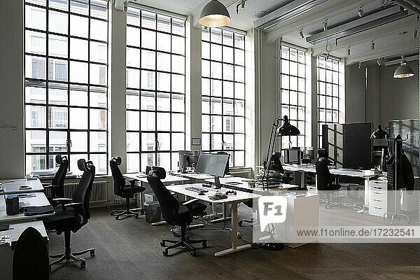 Kreatives Büro mit Schreibtischen und Stühlen