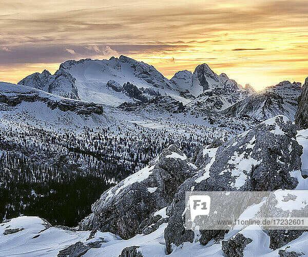 Winter Sonnenuntergang auf Marmolada mit Schnee bedeckt  Dolomiten  Trentino-Südtirol  Italien  Europa