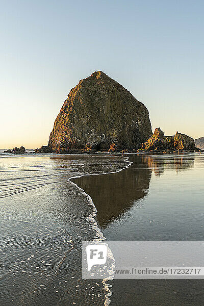 Haystack Rock bei Ebbe  Cannon Beach  Clatsop county  Oregon  Vereinigte Staaten von Amerika  Nordamerika