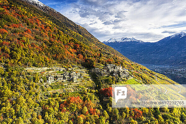 Luftaufnahme eines traditionellen Dorfes  Valtellina  Lombardei  Italien  Europa
