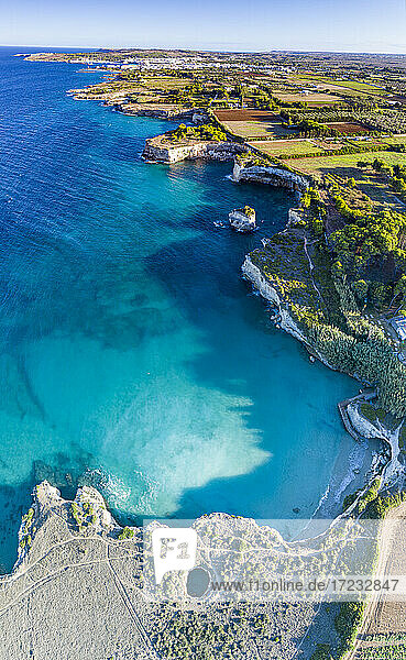 Luftaufnahme der offenen Grotte  bekannt als Grotta Sfondata  auf Klippen entlang der Küste  Otranto  Lecce  Salento  Apulien  Italien  Europa