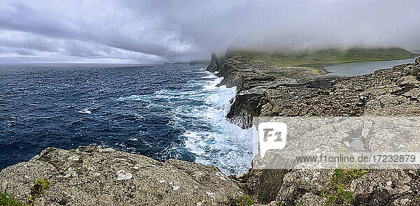 Panorama des Bosdalafossur  ein Wasserfall  der vom See direkt ins Meer fließt  Färöer Inseln  Dänemark  Europa