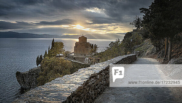 Panoramablick auf St. Johannes in Kaneo  eine orthodoxe Kirche auf der Klippe über dem Ohridsee  UNESCO-Weltkulturerbe  Ohrid  Nordmazedonien  Europa
