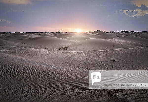 Sonnenuntergang über Sahara-Wüste Sanddünen  Merzouga  Marokko  Nordafrika  Afrika