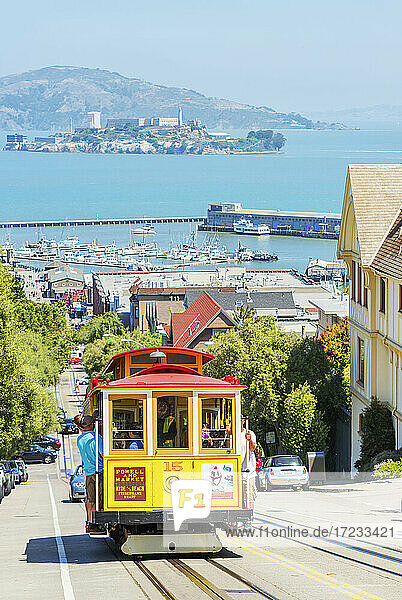 Powell-Hyde Line Cable Car mit Alcatraz Island im Hintergrund  San Francisco  Kalifornien  Vereinigte Staaten von Amerika  Nordamerika